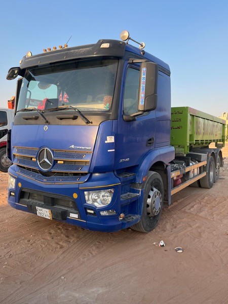 شاحنة مرسيدس زرقاء من الأمام