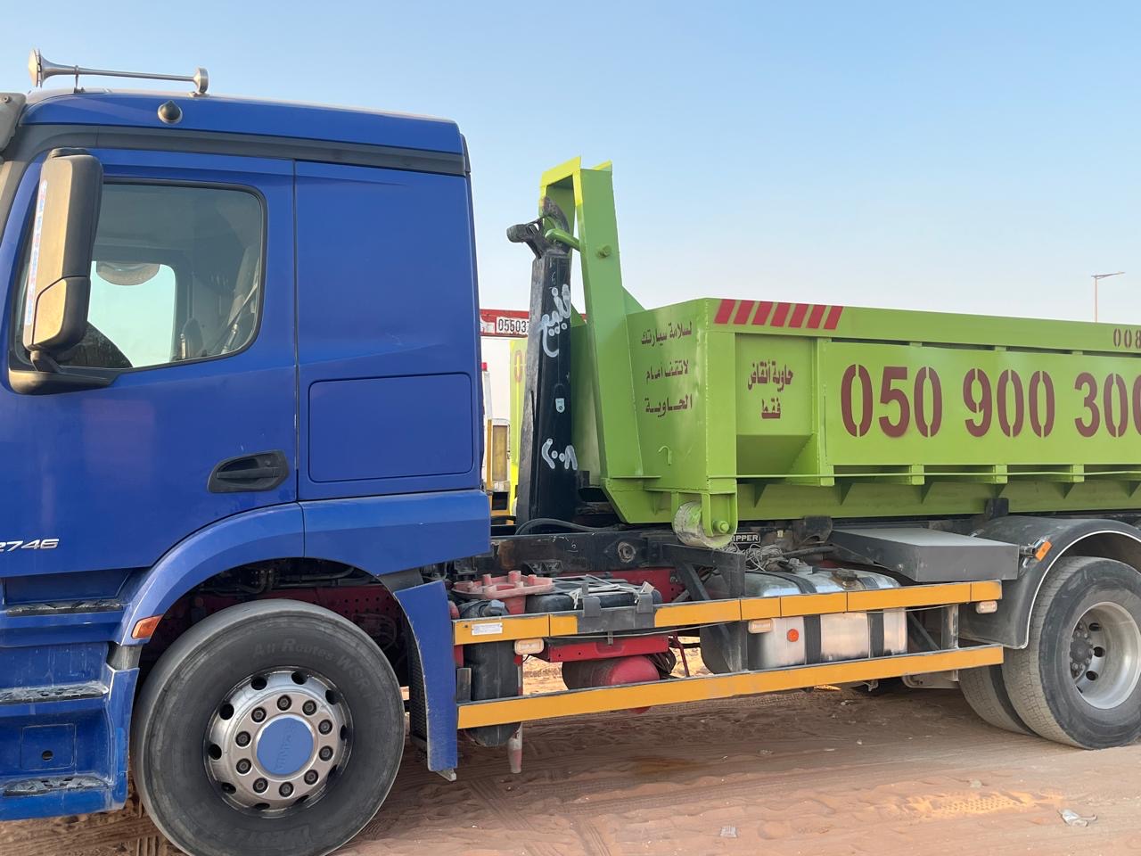 شاحنة مرسيدس تحمل حاوية