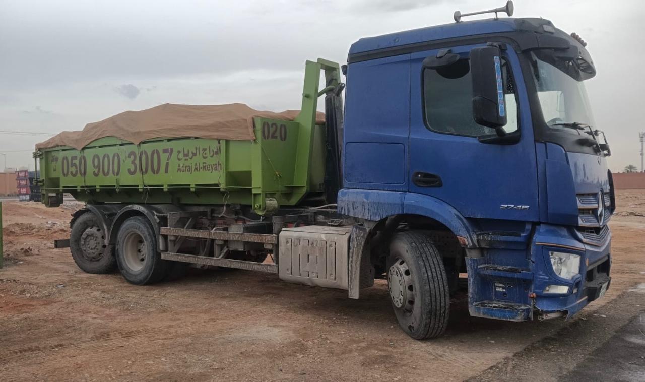 حاوية مملوءة بالرمل على شاحنة