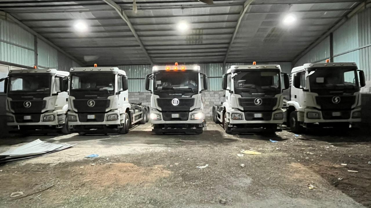 أسطول شاحنات شاكمان في المستودع