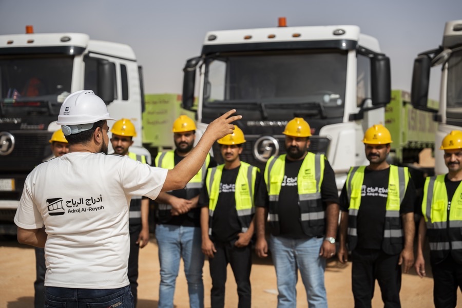 المشرف يخاطب العمال في اجتماع