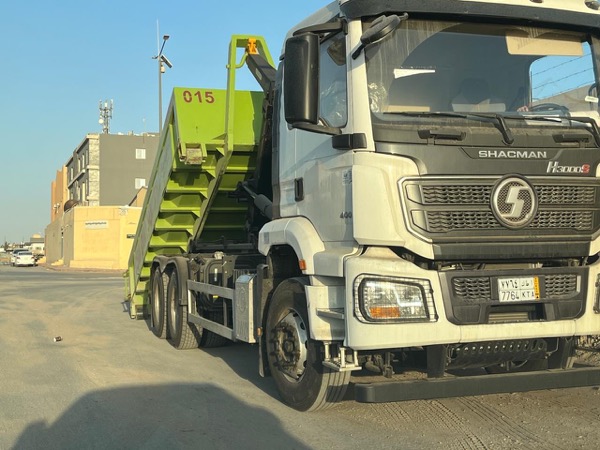 شاحنة شاكمان بيضاء مع حاوية
